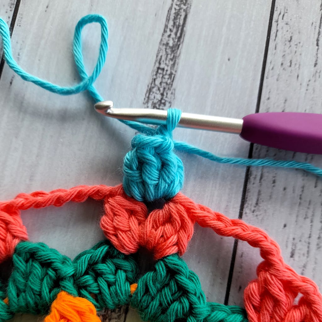 final step of photo tutorial about creation of a popcorn stitch